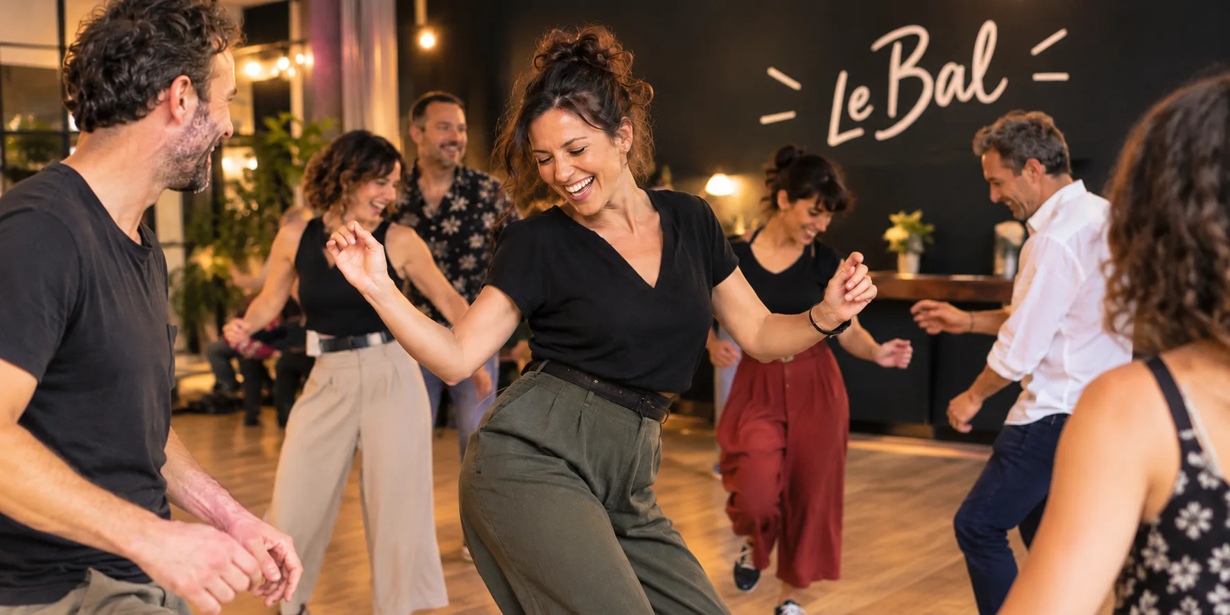 Clases de baile para adultos en Le Bal Grupo de adultos principiantes bailando y sonriendo en una clase de iniciación en Le Bal